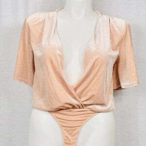 Low neckline short sleeve velvety pink body suit